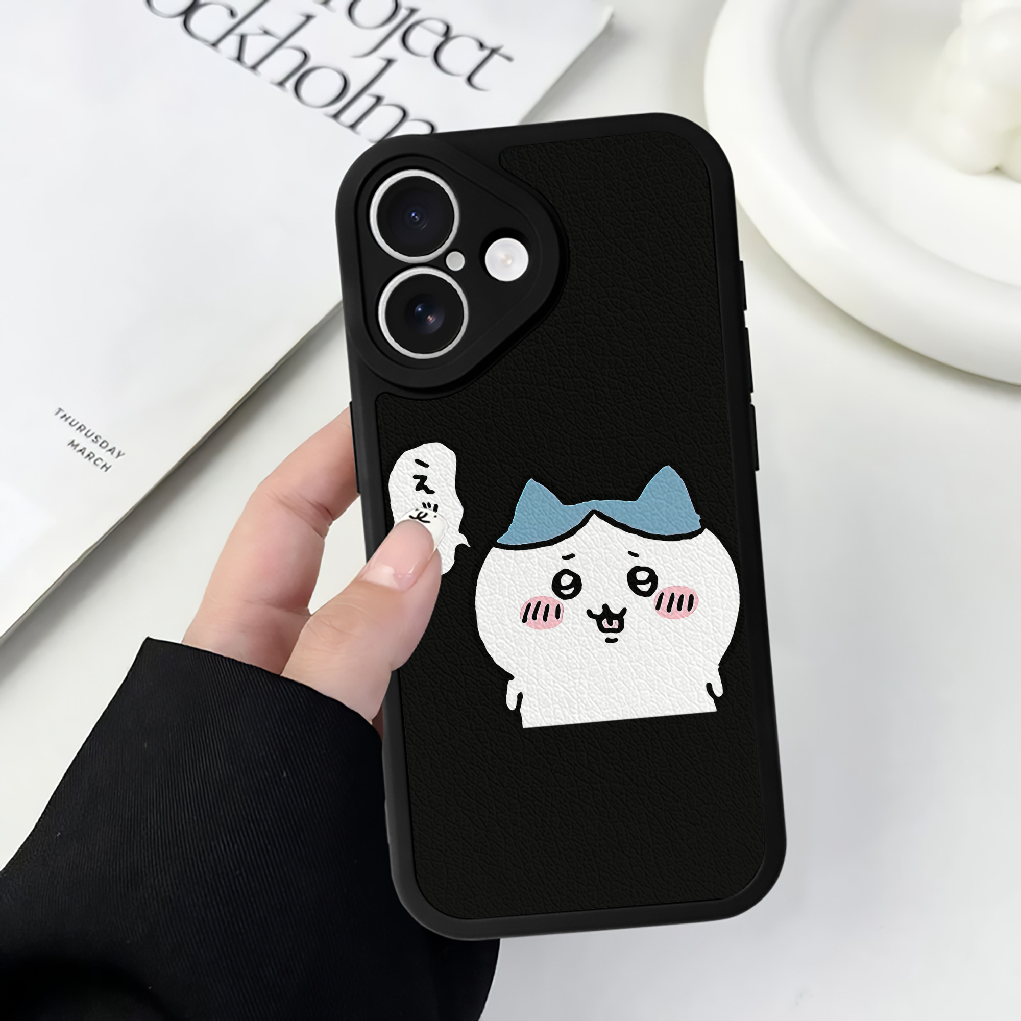 （画像用） ちいかわ ハチワレ Chii-kawa hachiware 【iPhone 16シリーズ対応】シリコンスマホケース（レザー調） 材質：シリコン
